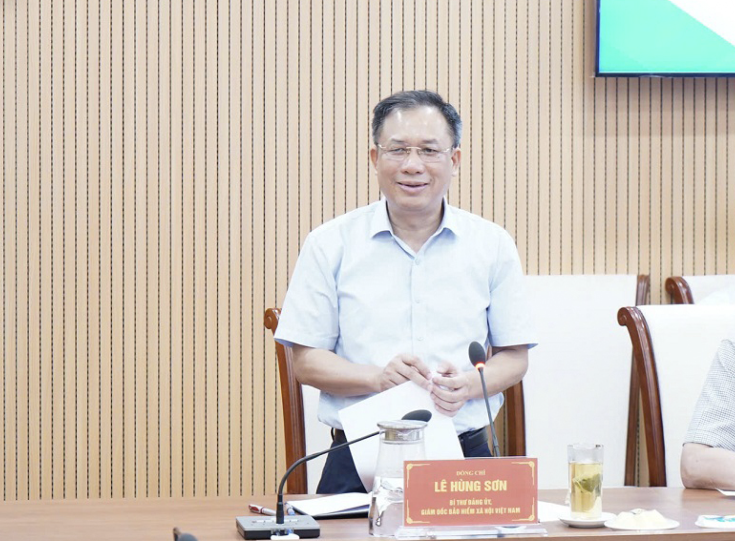 Giám đốc BHXH Việt Nam Lê Hùng Sơn báo cáo tại buổi làm việc.