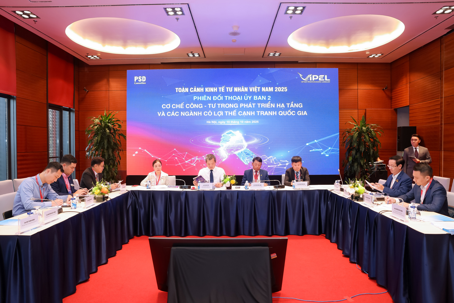 Đồng Chủ toạ Ủy ban II tại phiên họp cấp Uỷ ban - trong khuôn khổ chương trình Toàn cảnh Kinh tế tư nhân