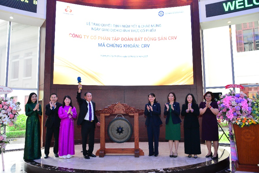 Lễ trao quyết định niêm yết và phiên giao dịch đầu tiên của cổ phiếu CRV diễn ra tại HOSE sáng ngày 10/10/2025.
