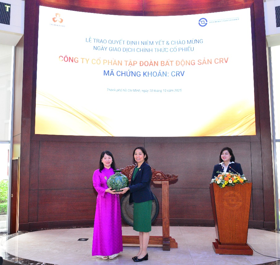 Đại diện HOSE chúc mừng phiên giao dịch đầu tiên của cổ phiếu CRV.