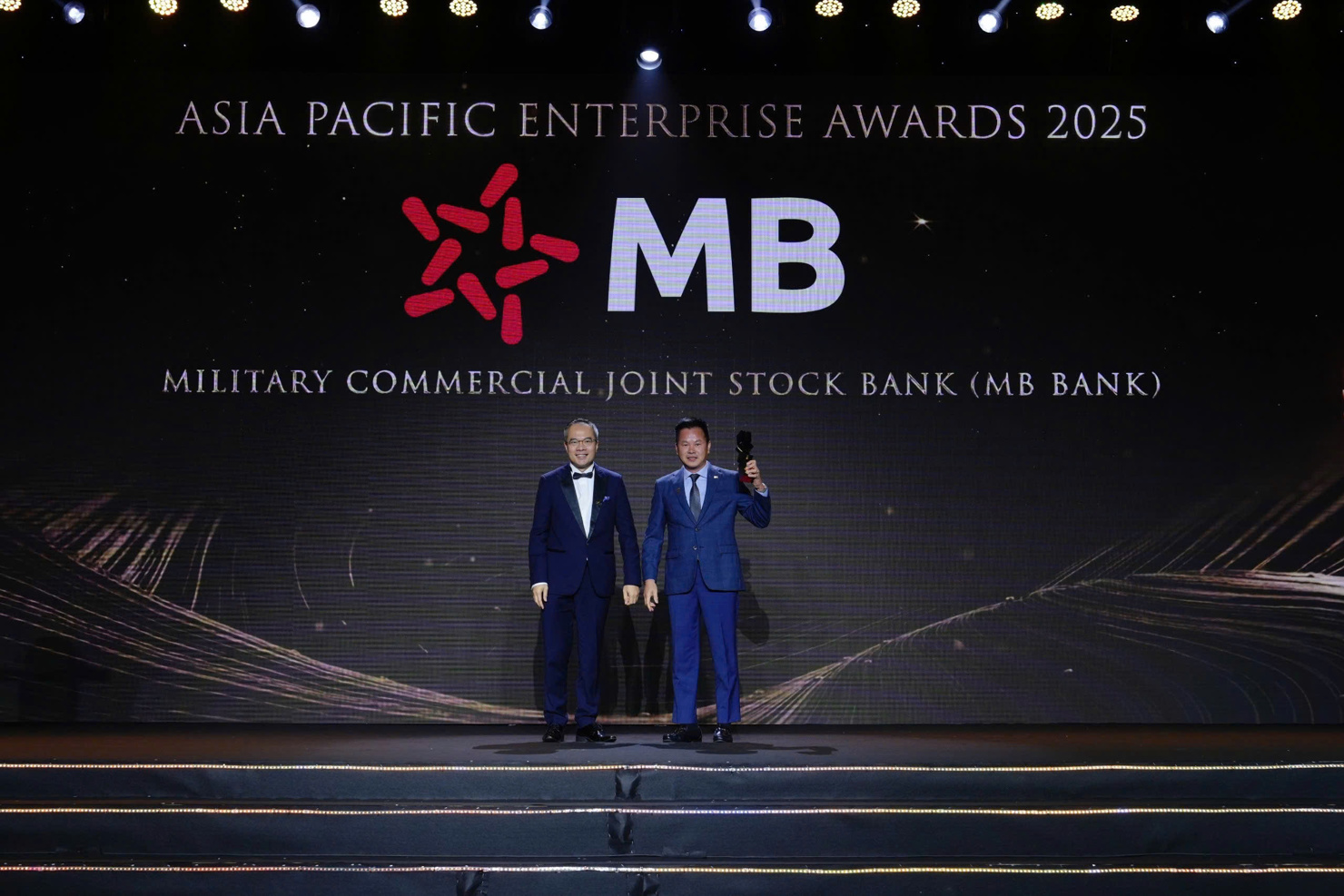 Ông Hà Trọng Khiêm – Phó Tổng giám đốc đại diện MB nhận giải thưởng.