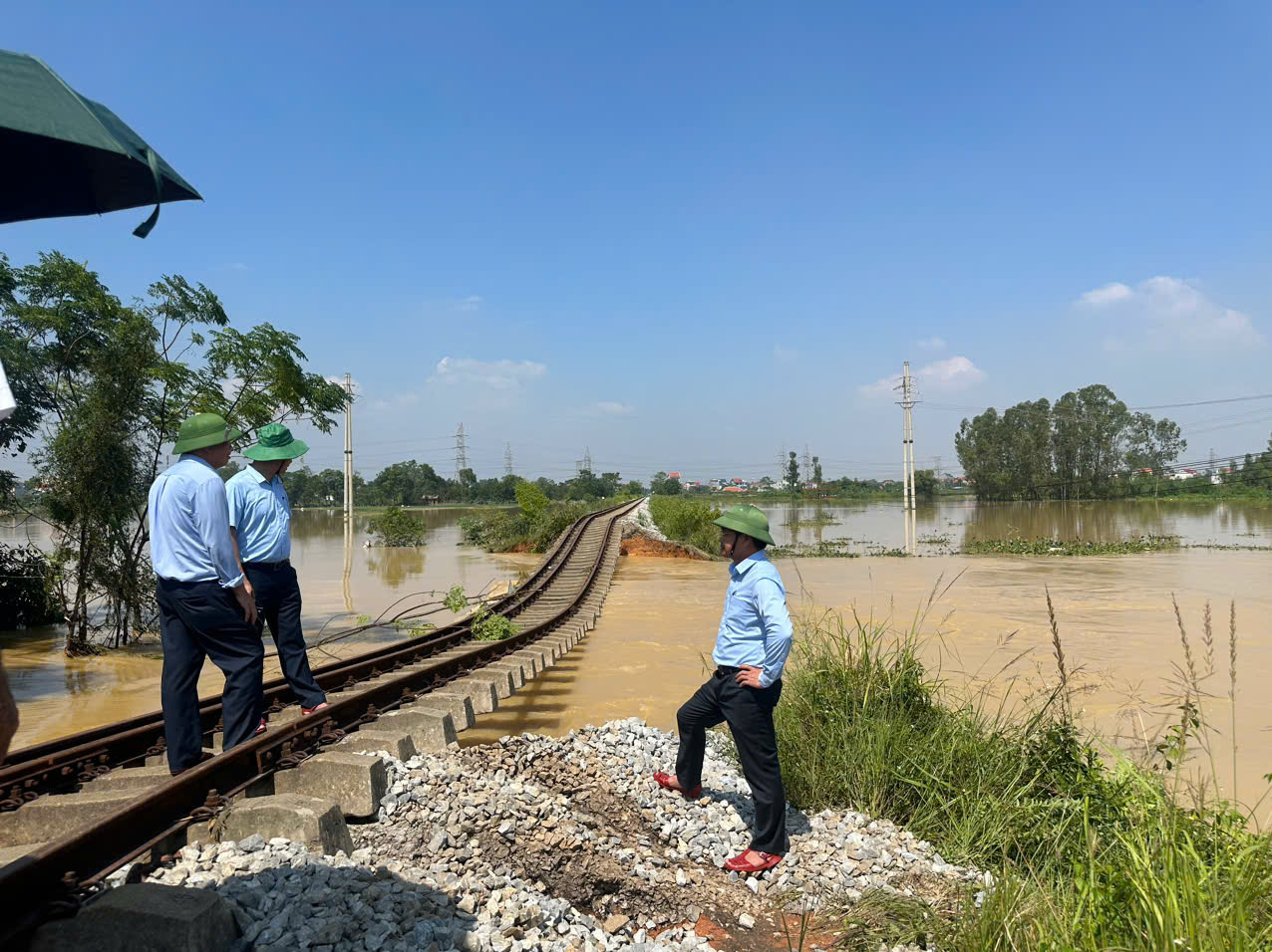 Lãnh đạo Tổng công ty Đường sắt Việt Nam kiểm tra, động viên và chỉ đạo công tác khắc phục sự cố trên tuyến đường sắt.