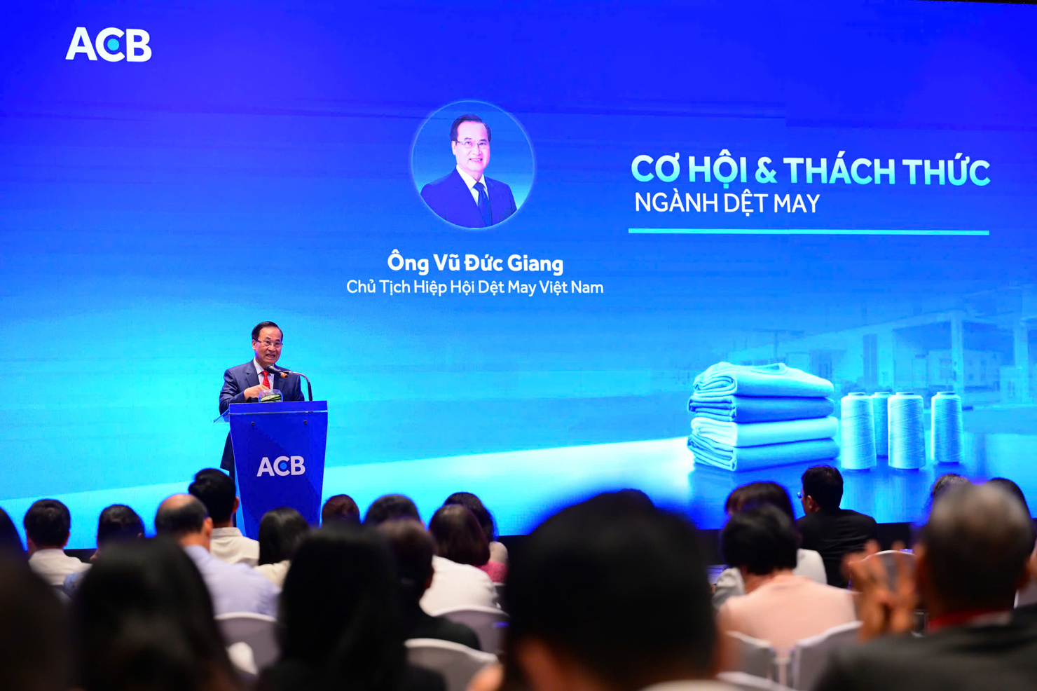Ông Vũ Đức Giang chia sẻ tại hội nghị. Ảnh: TH