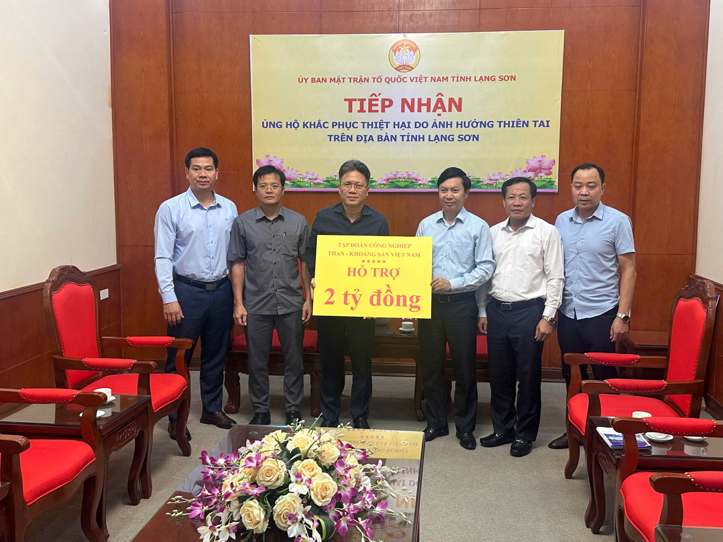 Phó Tổng Giám đốc TKV Nguyễn Tiến Mạnh trực tiếp đến trao số tiền 2 tỷ đồng hỗ trợ công tác khắc phục hậu quả thiên tai tại tỉnh Lạng Sơn.