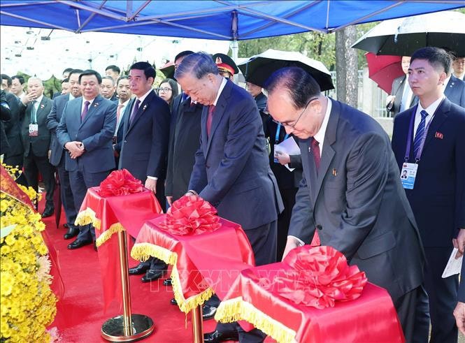 Tổng Bí thư Tô Lâm và các đại biểu thực hiện nghi thức khánh thành Tượng đài Chủ tịch Hồ Chí Minh. Ảnh: Thống Nhất/TTXVN.