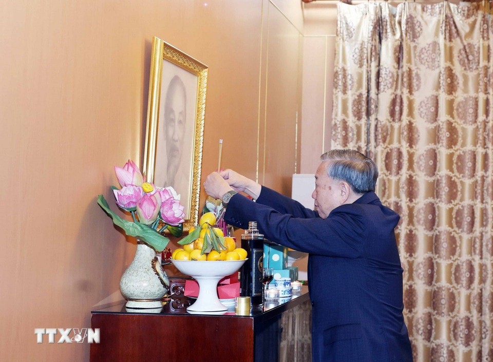 Tổng Bí thư Tô Lâm dâng hương tưởng nhớ Chủ tịch Hồ Chí Minh tại Đại sứ quán Việt Nam tại Triều Tiên. Ảnh: Thống Nhất/TTXVN.