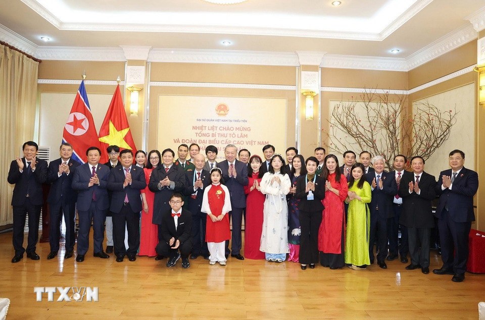 Tổng Bí thư Tô Lâm với cán bộ nhân viên Đại sứ quán Việt Nam tại Triều Tiên. Ảnh: Thống Nhất/TTXVN.