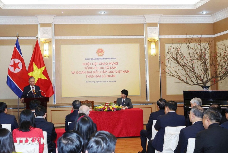 Tổng Bí thư Tô Lâm nói chuyện với cán bộ, nhân viên Đại sứ quán Việt Nam tại Triều Tiên. Ảnh: Thống Nhất/TTXVN.  