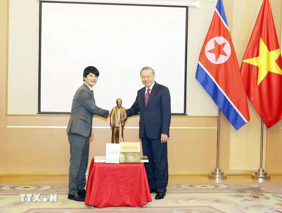 Tổng Bí thư Tô Lâm tặng bức tượng Chủ tịch Hồ Chí Minh và sách cho Đại sứ quán tại Triều Tiên. Ảnh: Thống Nhất/TTXVN.