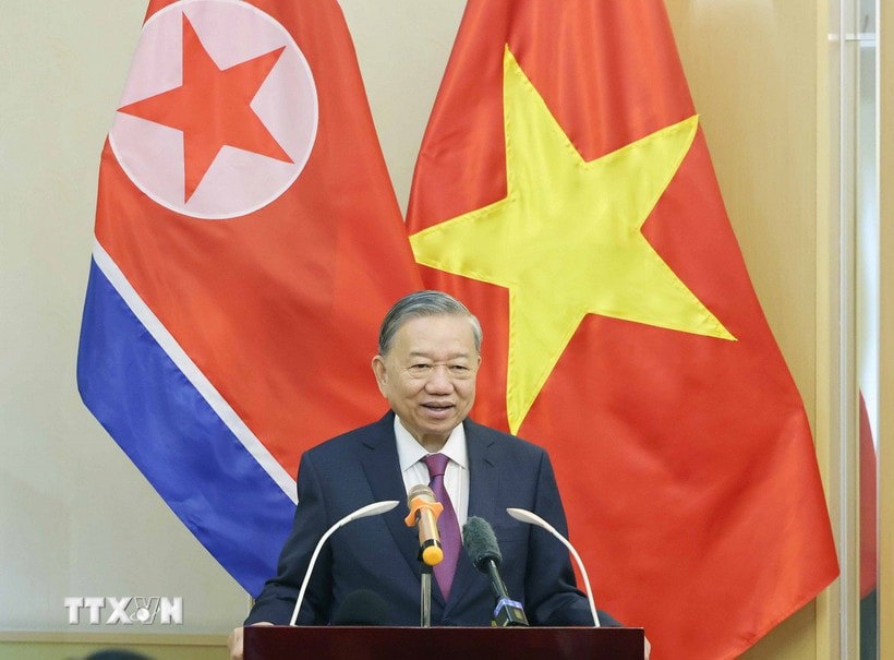 Tổng Bí thư Tô Lâm nói chuyện với cán bộ, nhân viên Đại sứ quán Việt Nam tại Triều Tiên. Ảnh: Thống Nhất/TTXVN.  