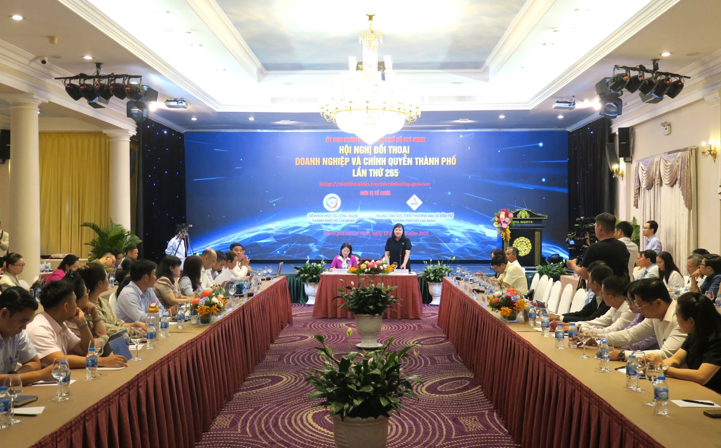 Đại diện các cơ quan chức năng hướng dẫn, giải đáp nhiều nội dung liên quan đến chính sách, ưu đãi trong lĩnh vực KHCN cho các doanh nghiệp. Ảnh: Đức Mỹ