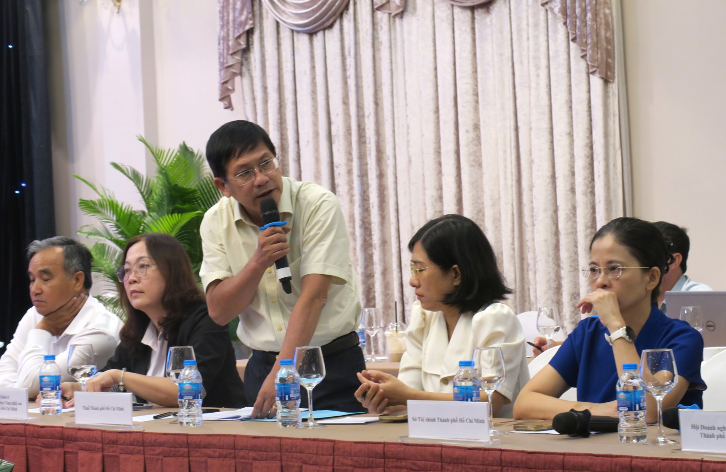 Đại diện Thuế TP. Hồ Chí Minh phổ biến chính sách ưu đãi thuế suất 10%, miễn thuế 4 năm và giảm 50% số thuế phải nộp 9 năm tiếp theo cho các doanh nghiệp KHCN. Ảnh: Đức Mỹ