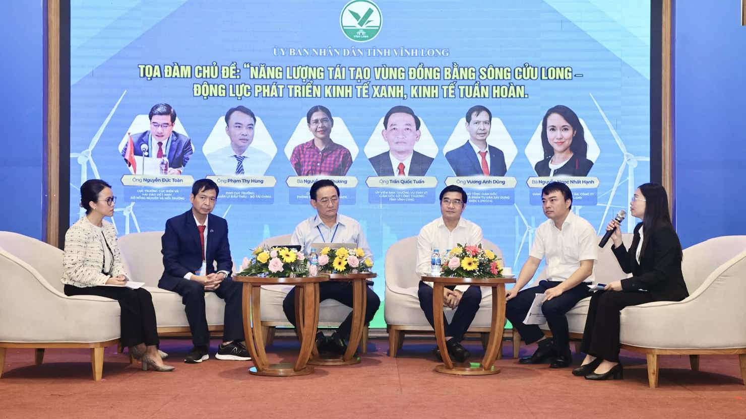 Các diễn giả, chuyên gia chia sẻ tại buổi hội thảo. Ảnh: Trang hông tin điện tử Vĩnh Long