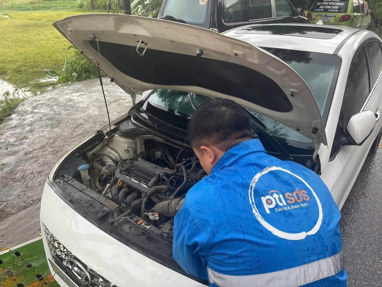 Giám định viên Bảo hiểm PTI SOS kiểm tra tổn thất xe ô tô tại địa bàn Bắc Giang.