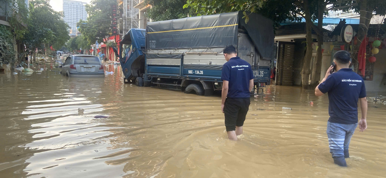 Giám định viên Bảo hiểm Vietinbank có mặt tại hiện trường để ghi nhận tổn thất tại Thái Nguyên. 