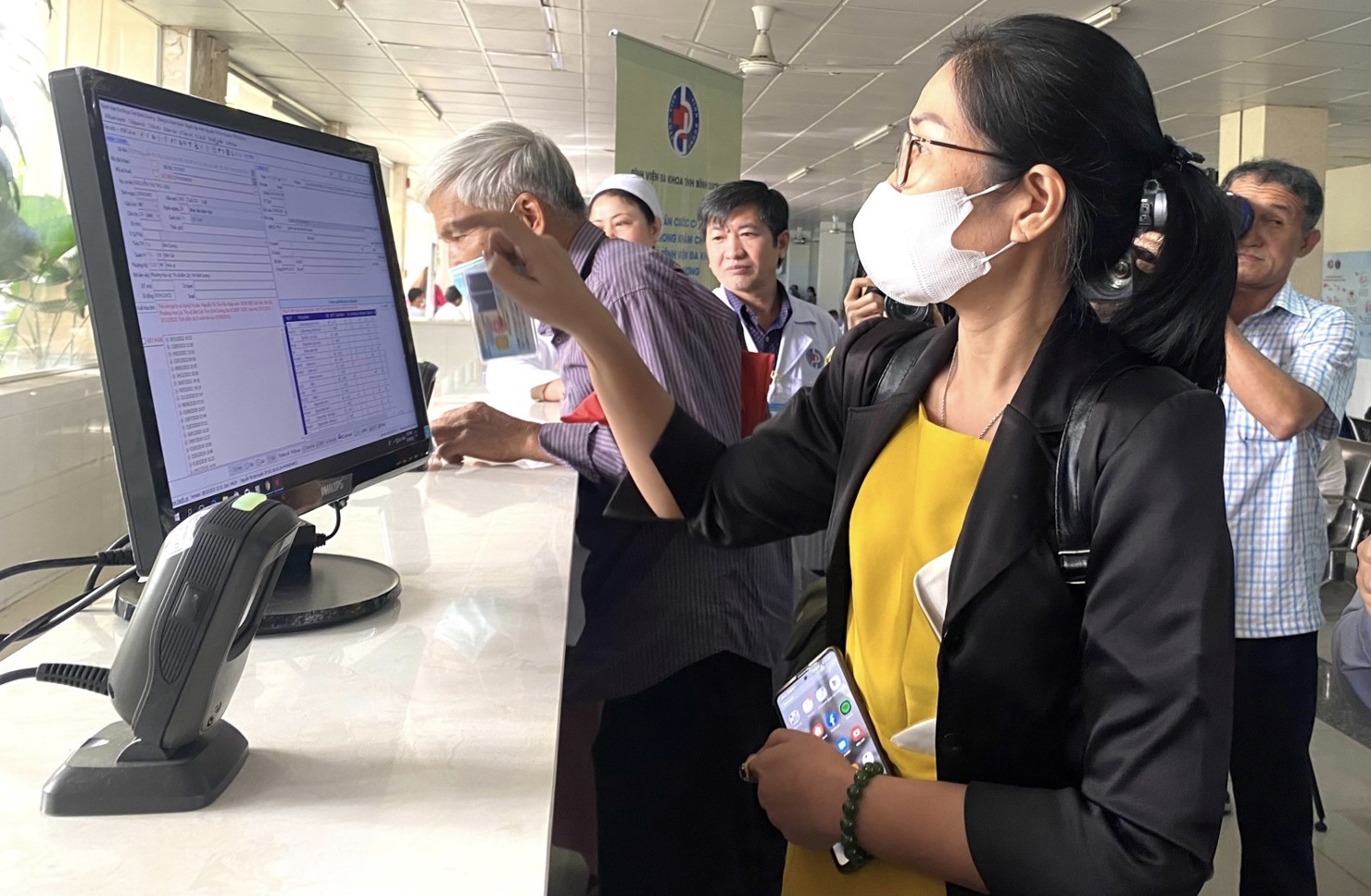 Người dân đăng ký khám chữa bệnh BHYT tại Bệnh viện Đa khoa Bình Dương. Ảnh: Lê Văn 