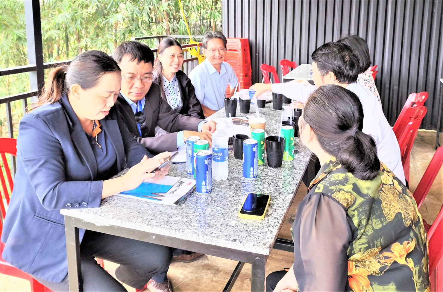 Đoàn công tác giám sát thu thập phiếu bảng kê tại xã Măng Đen