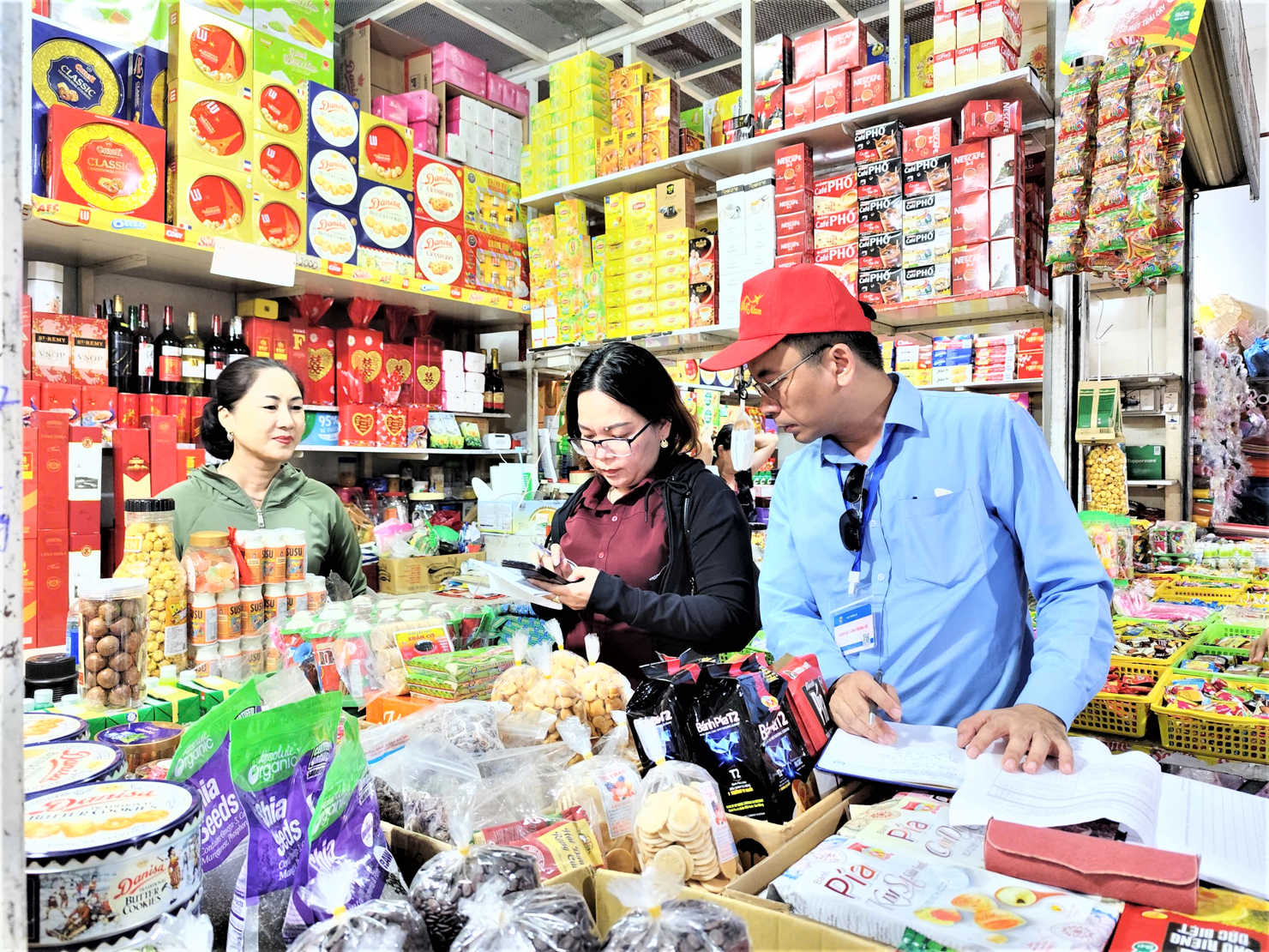 Đoàn công tác giám sát thu thập phiếu bảng kê tại phường Cẩm Thành