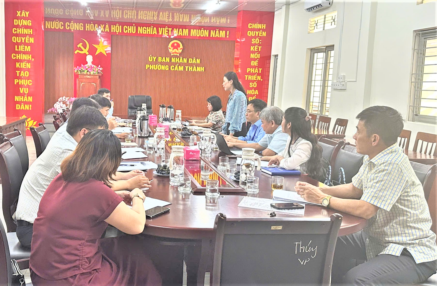 Phó Cục trưởng Đỗ Thị Ngọc cùng Đoàn công tác Cục Thống kê làm việc với UBND Phường Cẩm Thành