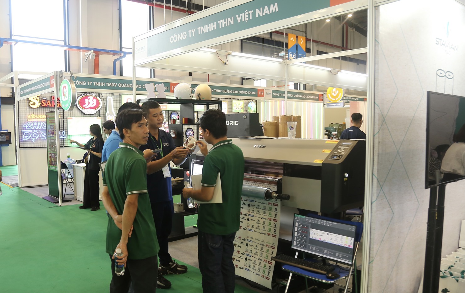 Người dân ở TP. Hồ Chí Minh tìm hiểu sản phẩm công nghệ cao tại một doanh nghiệp. Ảnh: Lê Văn 