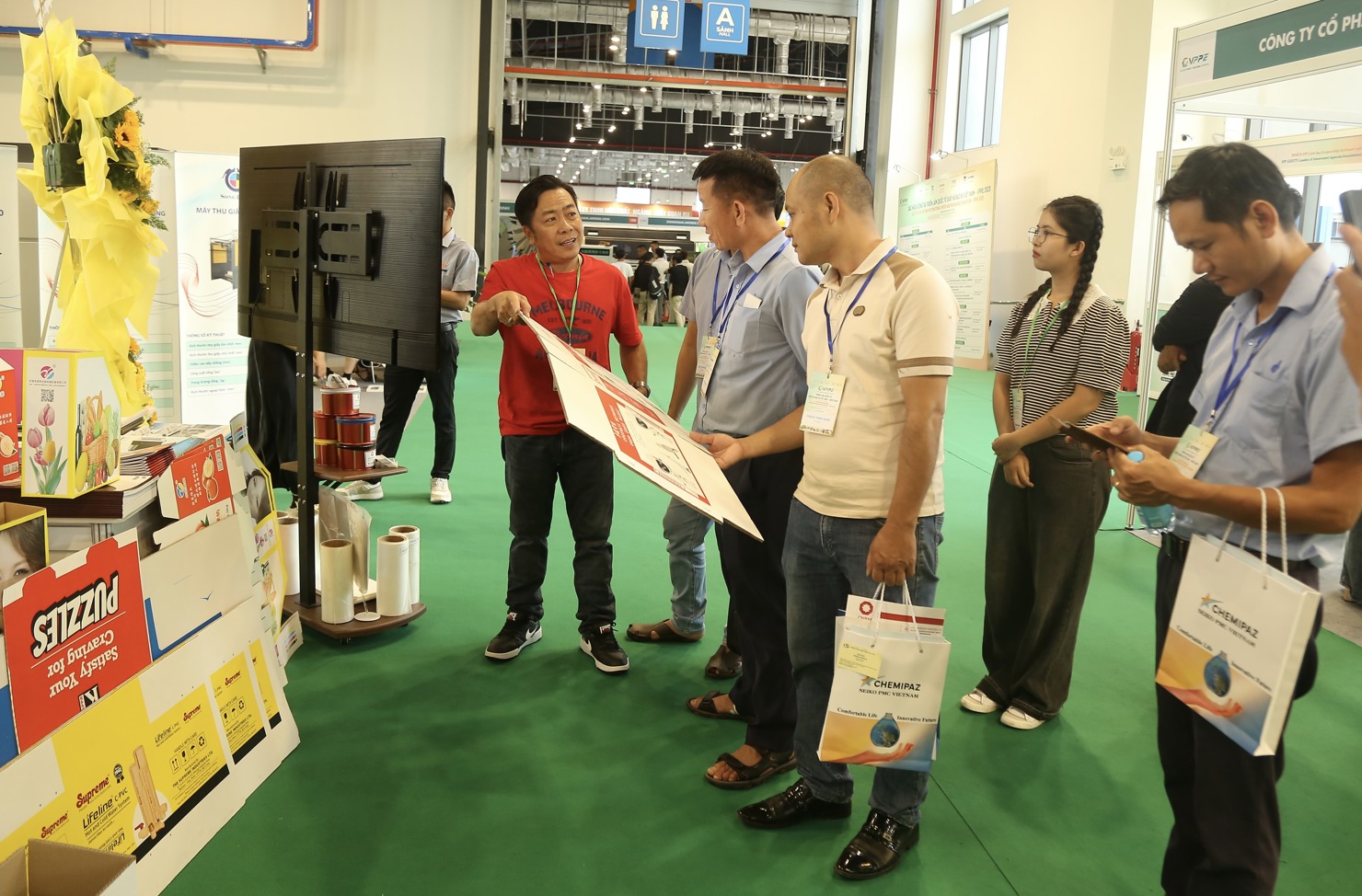 Doanh nghiệp ở TP. Hồ Chí Minh giới thiệu sản phẩm khi áp dụng công nghệ cao trong sản xuất. Ảnh: Lê Văn