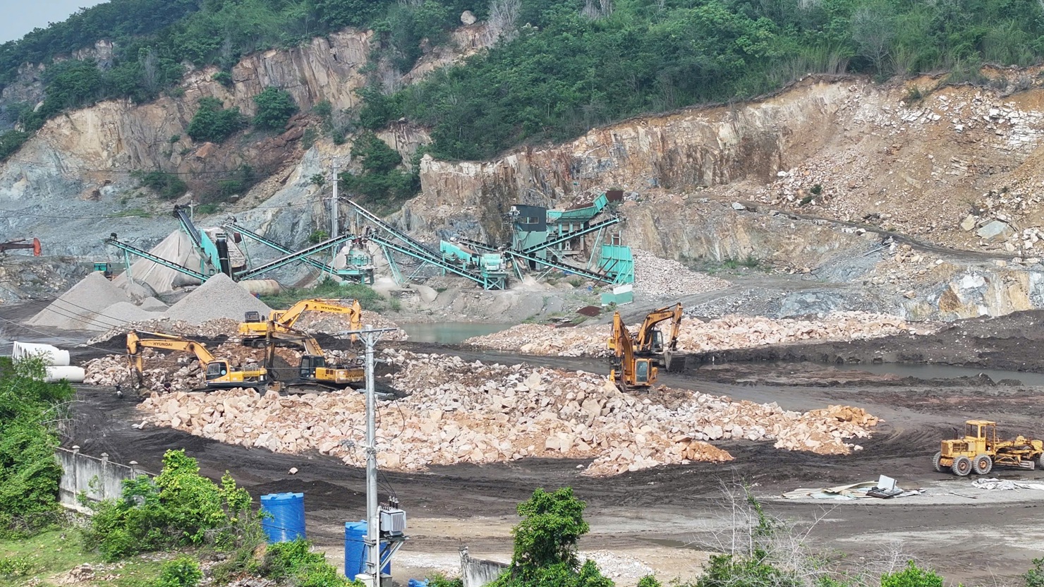 Hiện trường một vụ khai thác khoáng sản trái phép đã bị Công an TP. Hồ Chí Minh khởi tố hình sự.