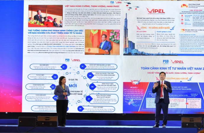 Ông Trương Gia Bình - Trưởng ban IV, đại diện Hội đồng Điều hành ViPEL, Chủ tịch HĐQT FPT và bà Phạm Thị Ngọc Thủy - Giám đốc Văn phòng Ban IV trình bày đề xuất Mô hình 