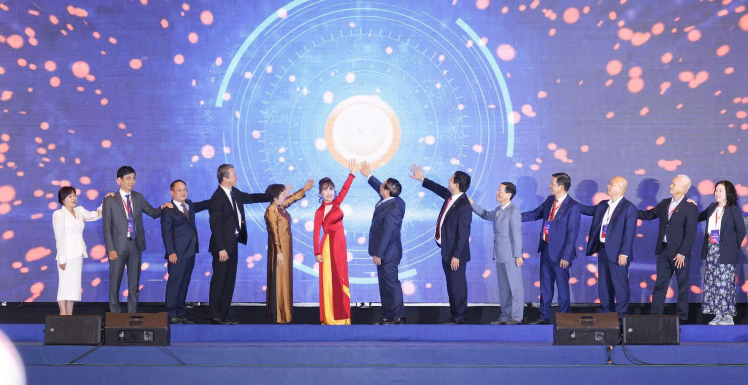 Thủ tướng Chính phủ Phạm Minh Chính và các đại biểu thực hiện nghi thức ra mắt Liên minh Kinh tế tầm thấp (LAE).