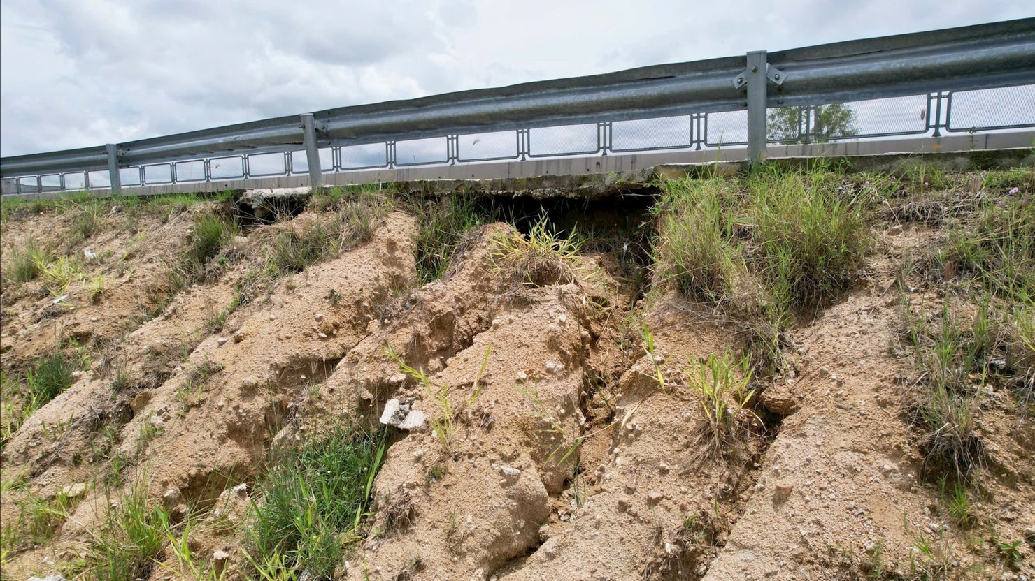 Cao tốc Vĩnh Hảo - Phan Thiết đoạn Km213 qua xã Hàm Liêm xuất hiện các vị trí xói lở tạo hàm ếch mép nền.