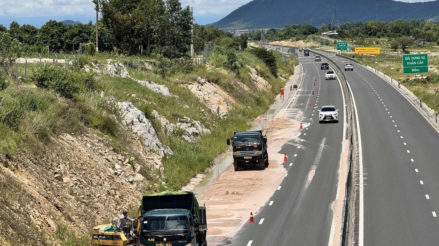 Các phương tiện được huy động để xử lý cát tràn trên mặt đường cao tốc. Ảnh: Hữu Phúc