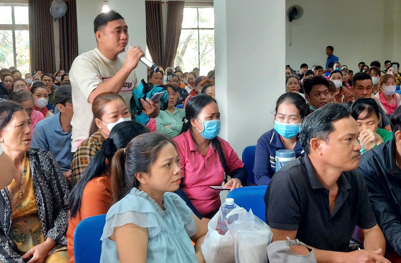 Công nhân công ty Vinh Thông đòi lương, BHXH. Ảnh: Phạm Thọ