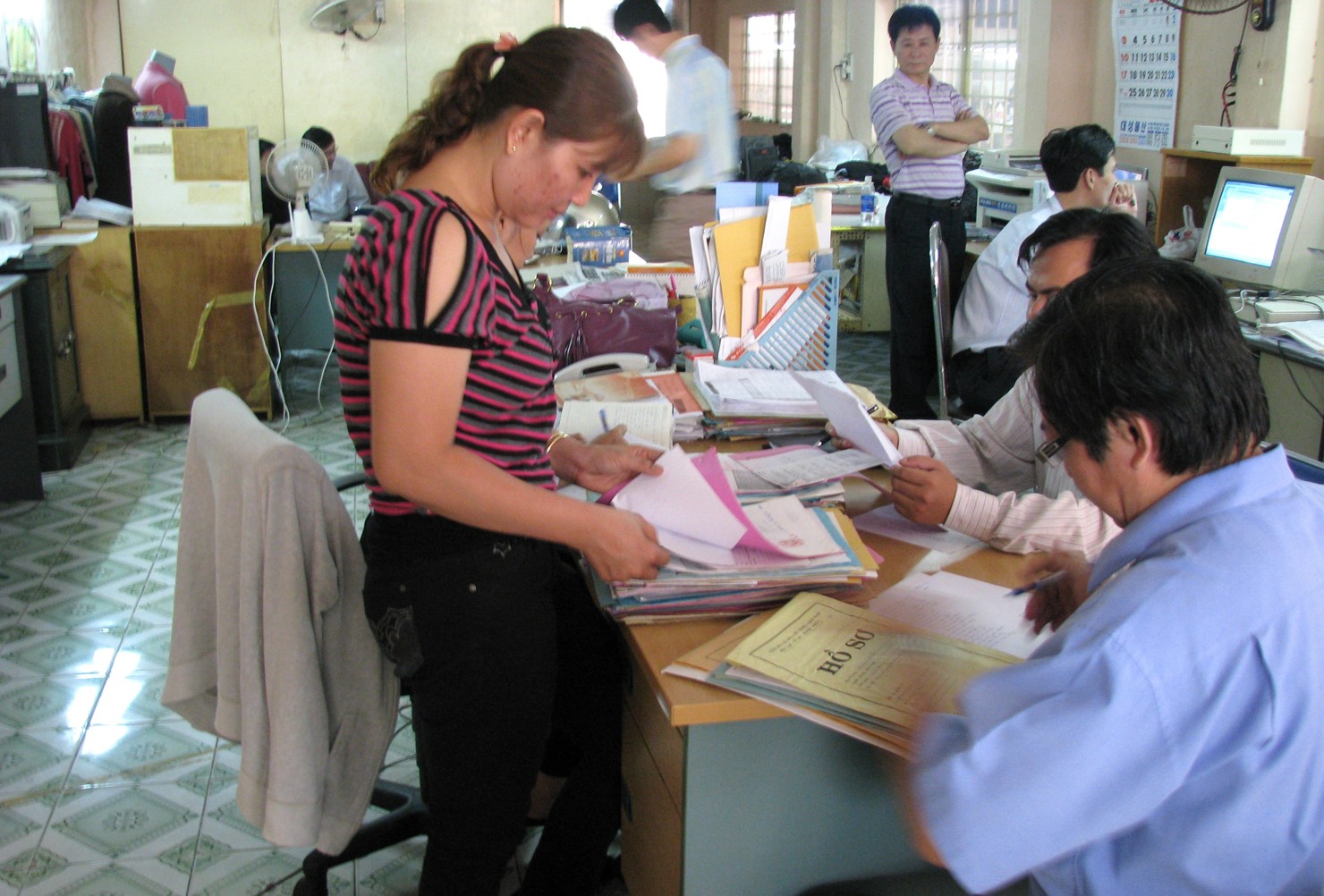 Cán bộ Công đoàn và BHXH TP. Hồ Chí Minh phối hợp thanh tra một doanh nghiệp trốn đóng BHXH. Ảnh: Phạm Thọ