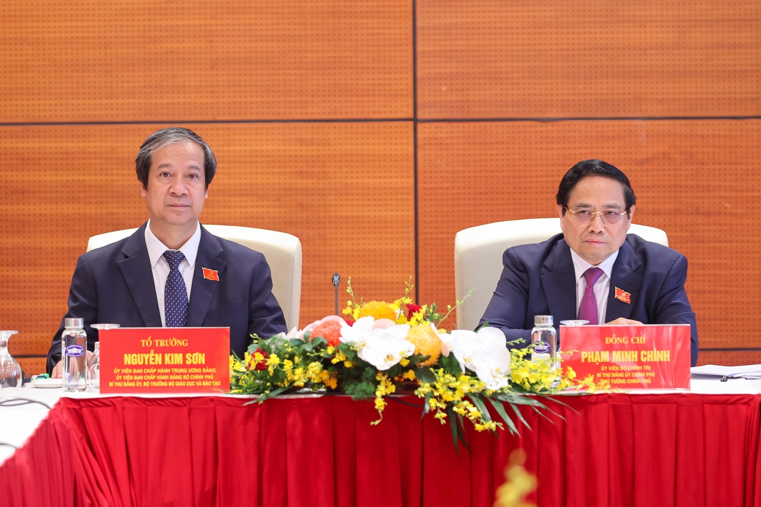 Thủ tướng Phạm Minh Chính và Bộ trưởng Bộ Giáo dục và Đào tạo Nguyễn Kim Sơn thảo luận tại tổ về các văn kiện Đại hội và dự thảo các văn kiện trình Đại hội XIV của Đảng. Ảnh: VGP/Nhật Bắc