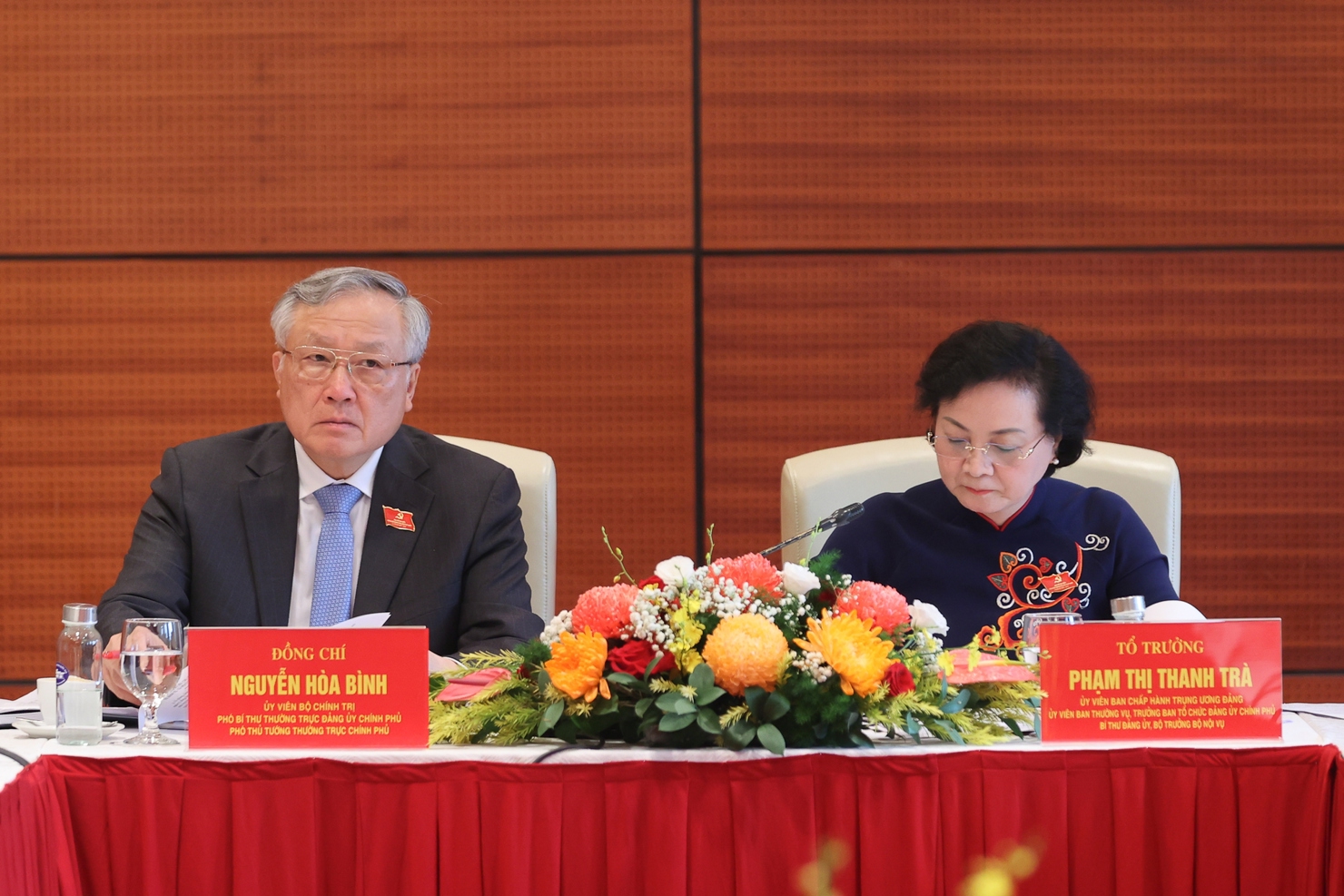 Phó Thủ tướng Thường trực Chính phủ Nguyễn Hòa Bình và Bộ trưởng Bộ Nội vụ Phạm Thị Thanh Trà thảo luận tại tổ về các văn kiện Đại hội và dự thảo các văn kiện trình Đại hội XIV của Đảng. Ảnh: VGP/Nhật Bắc