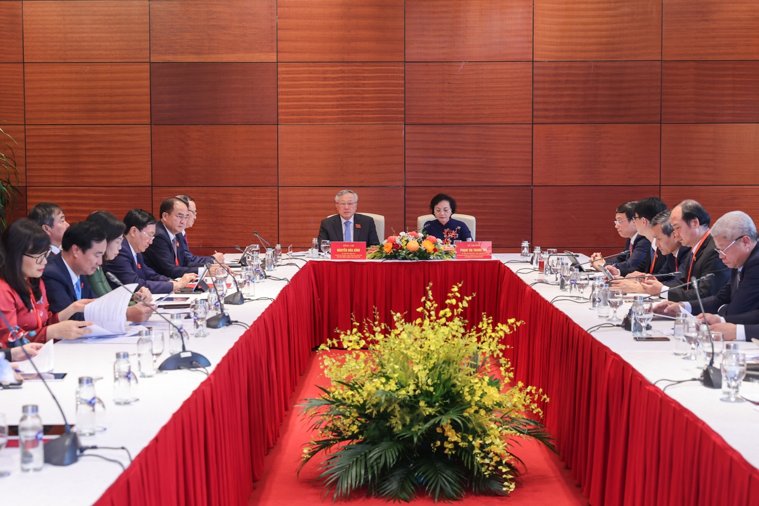 Trong phiên làm việc chiều 12/10, Đại hội đã tổ chức 15 tổ thảo luận để thảo luận về các văn kiện Đại hội và dự thảo các văn kiện trình Đại hội XIV của Đảng. Ảnh: VGP/Nhật Bắc