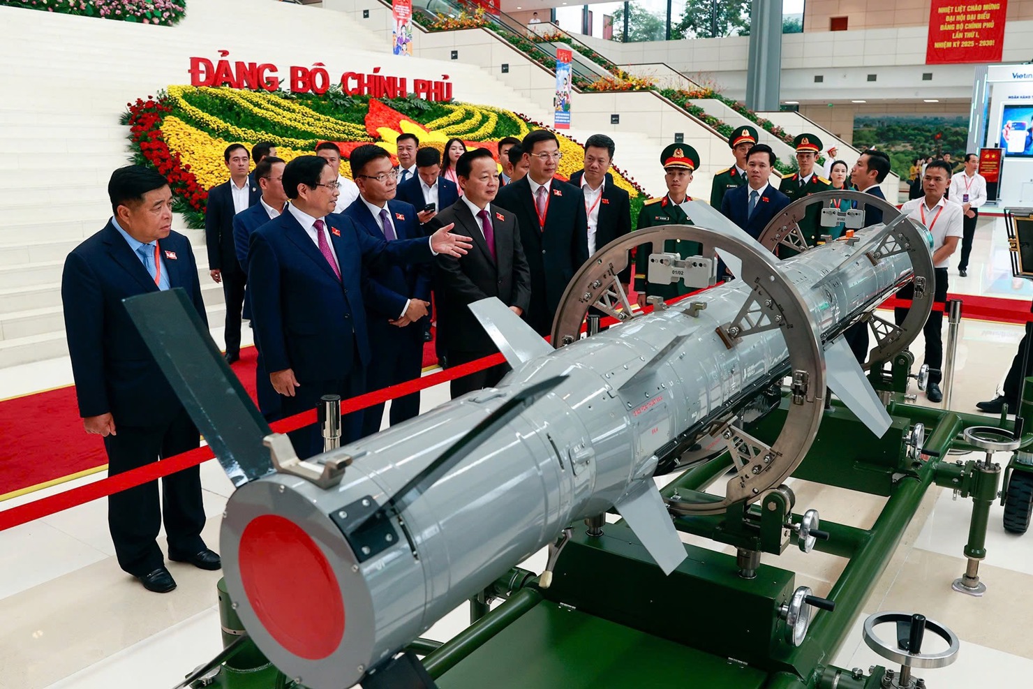 Thủ tướng Phạm Minh Chính và các đại biểu tham quan các triển lãm được tổ chức nhân dịp Đại hội - Ảnh: VGP/Nhật Bắc