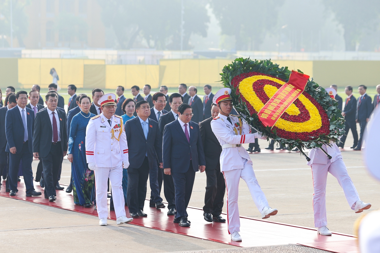 Đồng chí Phạm Minh Chính, Ủy viên Bộ Chính trị, Bí thư Đảng ủy Chính phủ, Thủ tướng Chính phủ, dẫn đầu Đoàn đại biểu dự Đại hội Đảng bộ Chính phủ lần thứ nhất, nhiệm kỳ 2025-2030 vào Lăng viếng Chủ tịch Hồ Chí Minh - Ảnh: VGP/Nhật Bắc