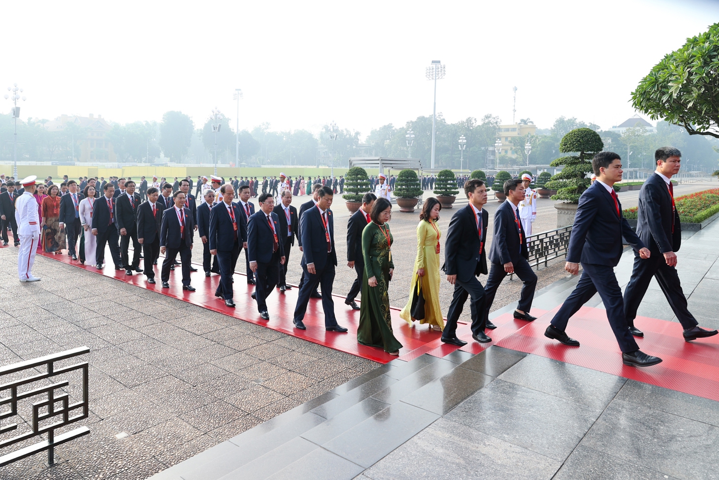 Đoàn đại biểu dự Đại hội Đảng bộ Chính phủ lần thứ nhất, nhiệm kỳ 2025-2030 vào Lăng viếng Chủ tịch Hồ Chí Minh - Ảnh: VGP/Nhật Băc