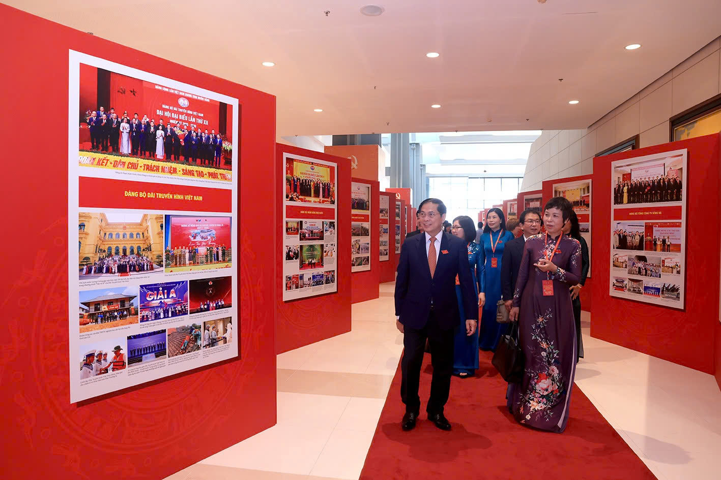 Hơn 500 bức ảnh và 4 bản đồ họa phản ánh toàn diện những thành tựu của đất nước dưới sự lãnh đạo của Đảng và Chính phủ trong nhiệm kỳ qua được TTXVN tổ chức trưng bày. Ảnh: VGP/Nhật Bắc.