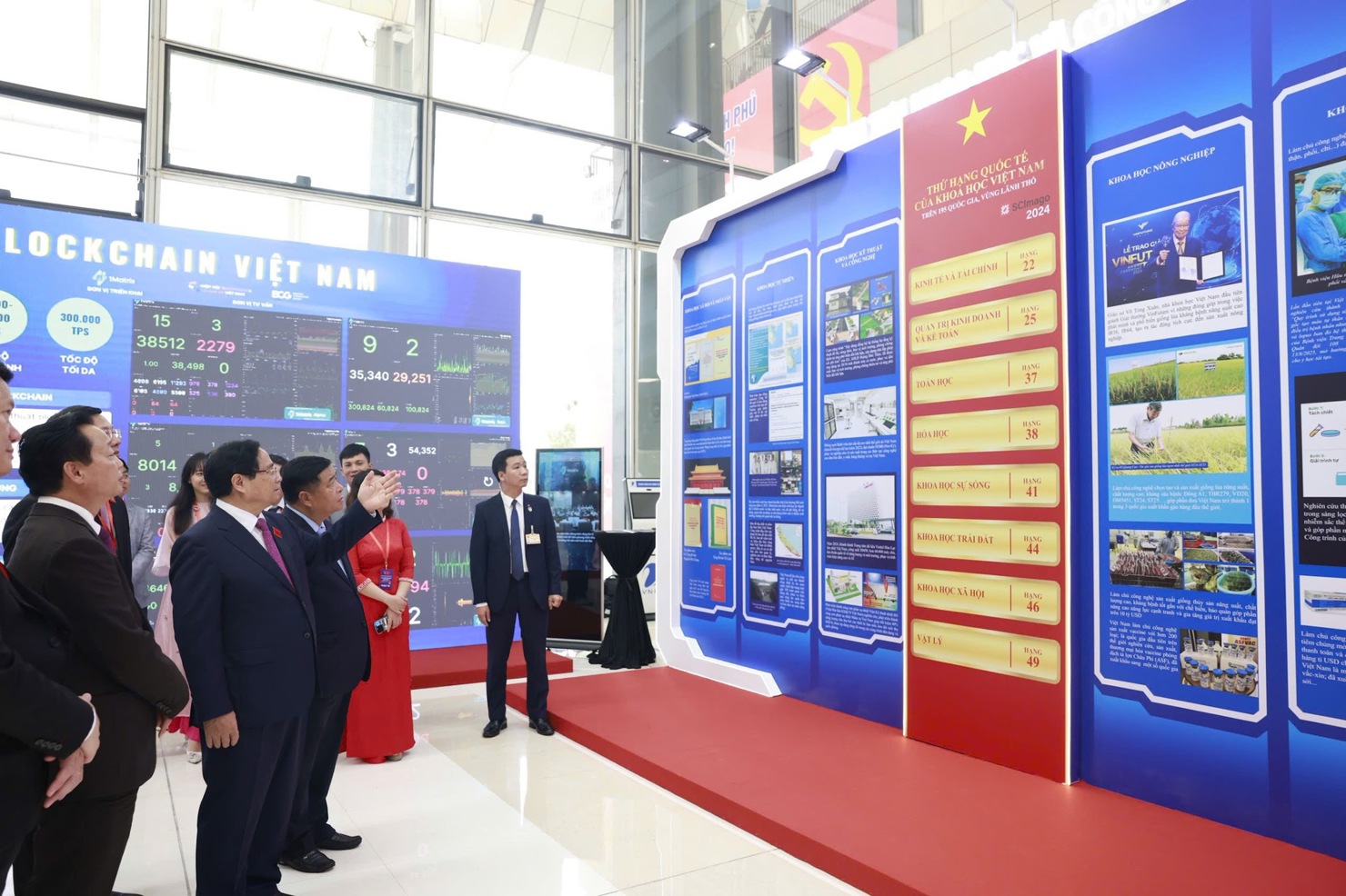 Thủ tướng Phạm Minh Chính và các đại biểu nghe giới thiệu về các thành tựu khoa học công nghệ, đổi mới sáng tạo và chuyển đổi số. Ảnh: VGP