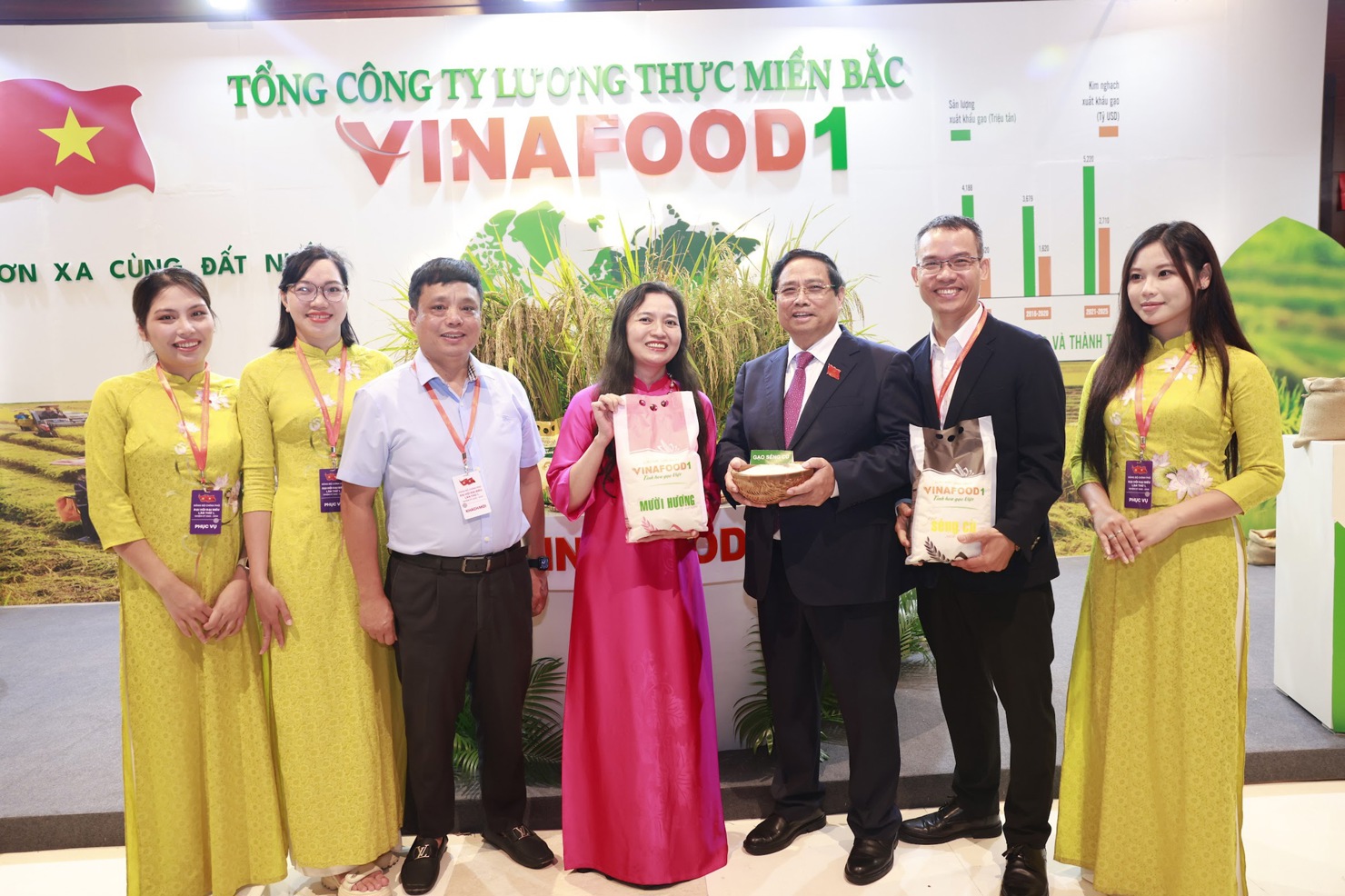 Thủ tướng Phạm Minh Chính tham quan gian trưng bày của Tổng công ty lương thực miền Bắc. Ảnh: VGP