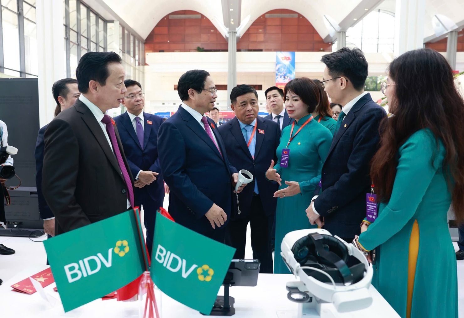 Thủ tướng Phạm Minh Chính tham quan gian trưng bày của BIDV. Ảnh: VGP/Nhật Bắc 