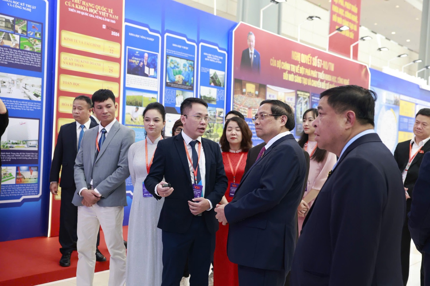 Thủ tướng Phạm Minh Chính tham quan khu vực triển lãm thành tựu khoa học công nghệ, đổi mới sáng tạo và chuyển đổi số. Ảnh: VGP