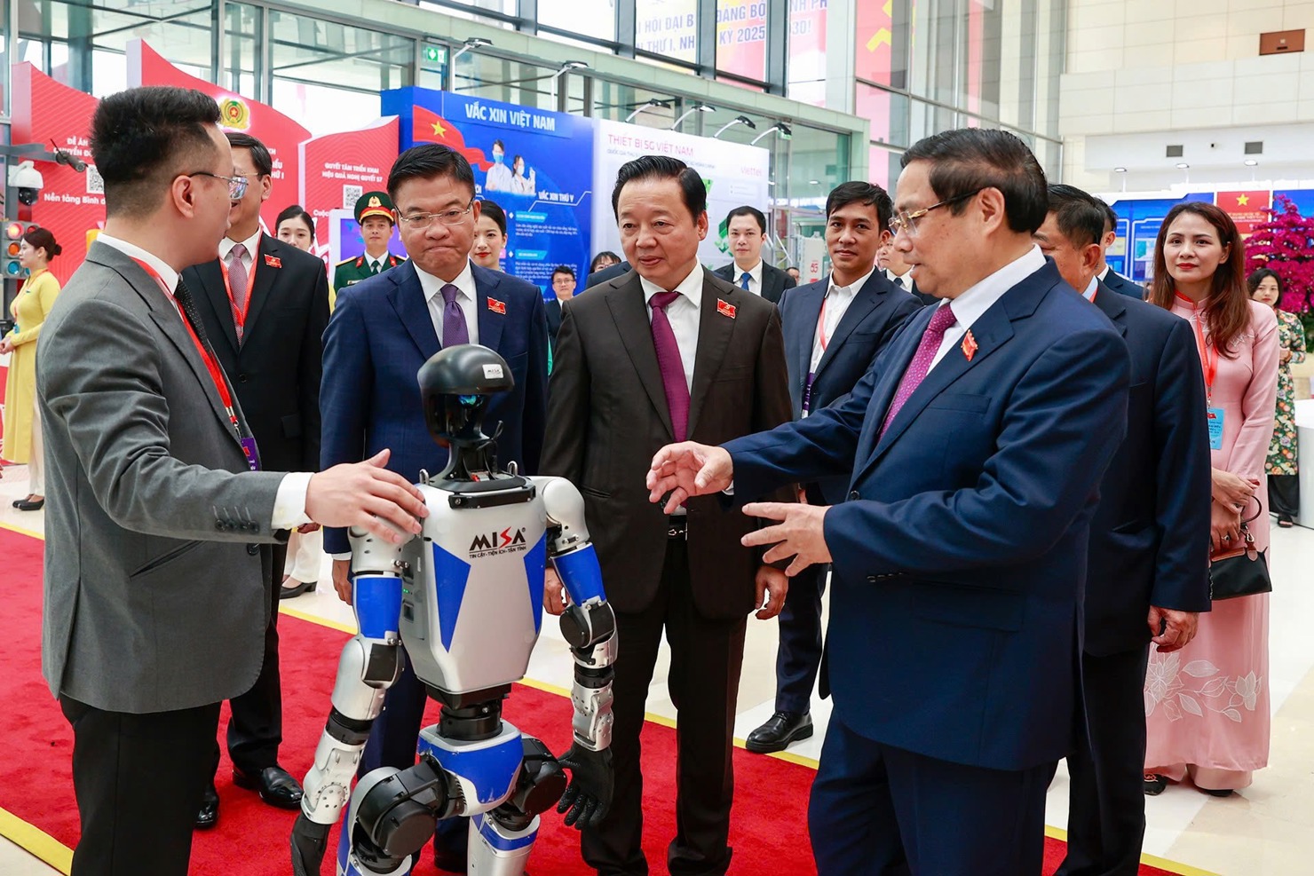 Thủ tướng Phạm Minh Chính và các đại biểu trải nghiệm robot tích hợp trí tuệ nhân tạo. Ảnh: VGP