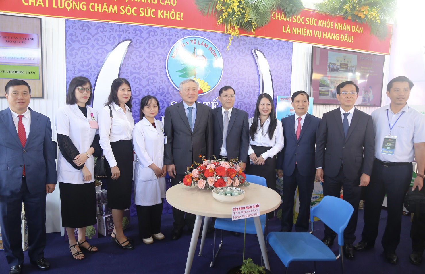 Phó Thủ tướng Thường trực Chính phủ Nguyễn Hòa Bình tham quan và chụp ảnh lưu niệm tại một số gian hàng. Ảnh: Lê Văn