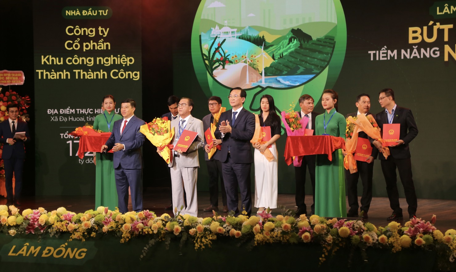 UBND tỉnh Lâm Đồng trao quyết định đầu tư cho các doanh nghiệp. Ảnh: Lê Văn