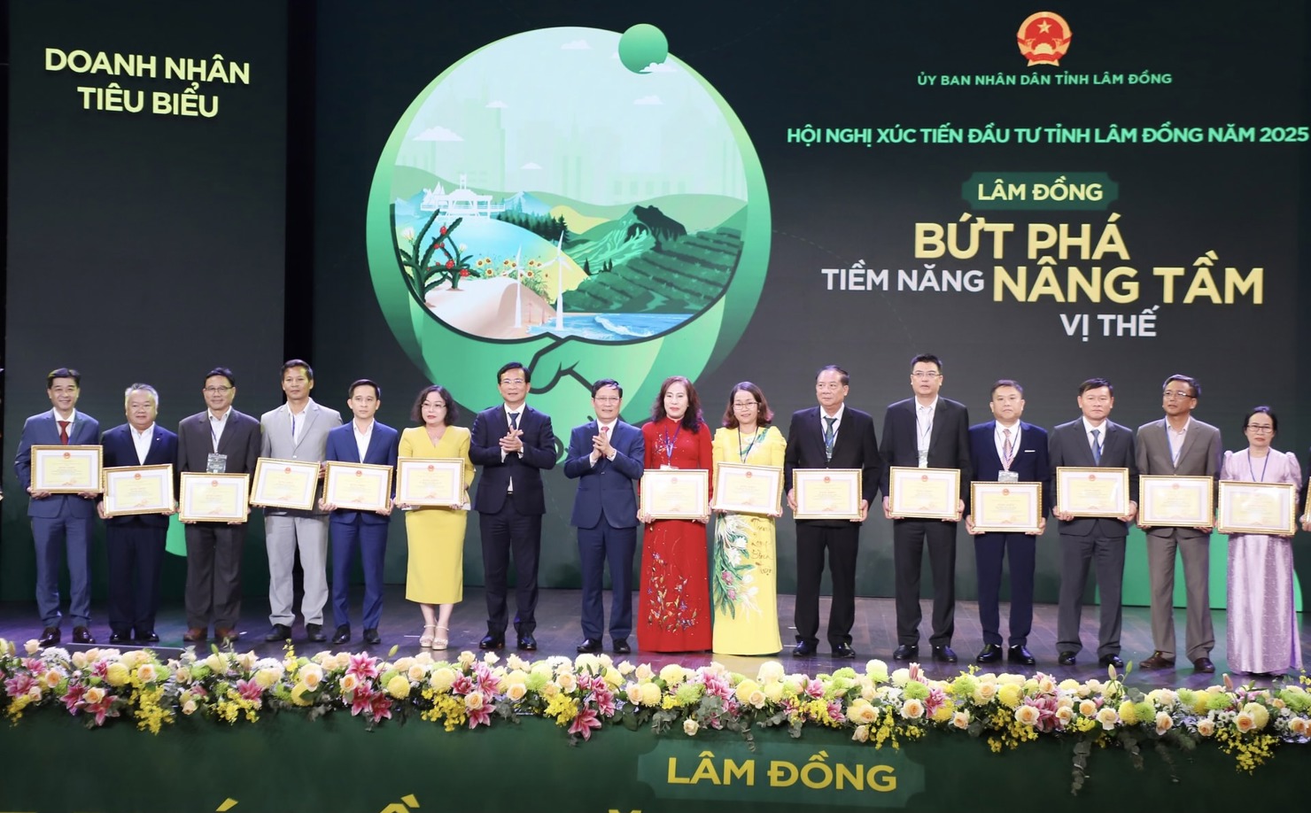 Trao Bằng khen của Chủ tịch UBND tỉnh Lâm Đồng tặng 80 doanh nhân tiêu biểu. Ảnh: Lê Văn