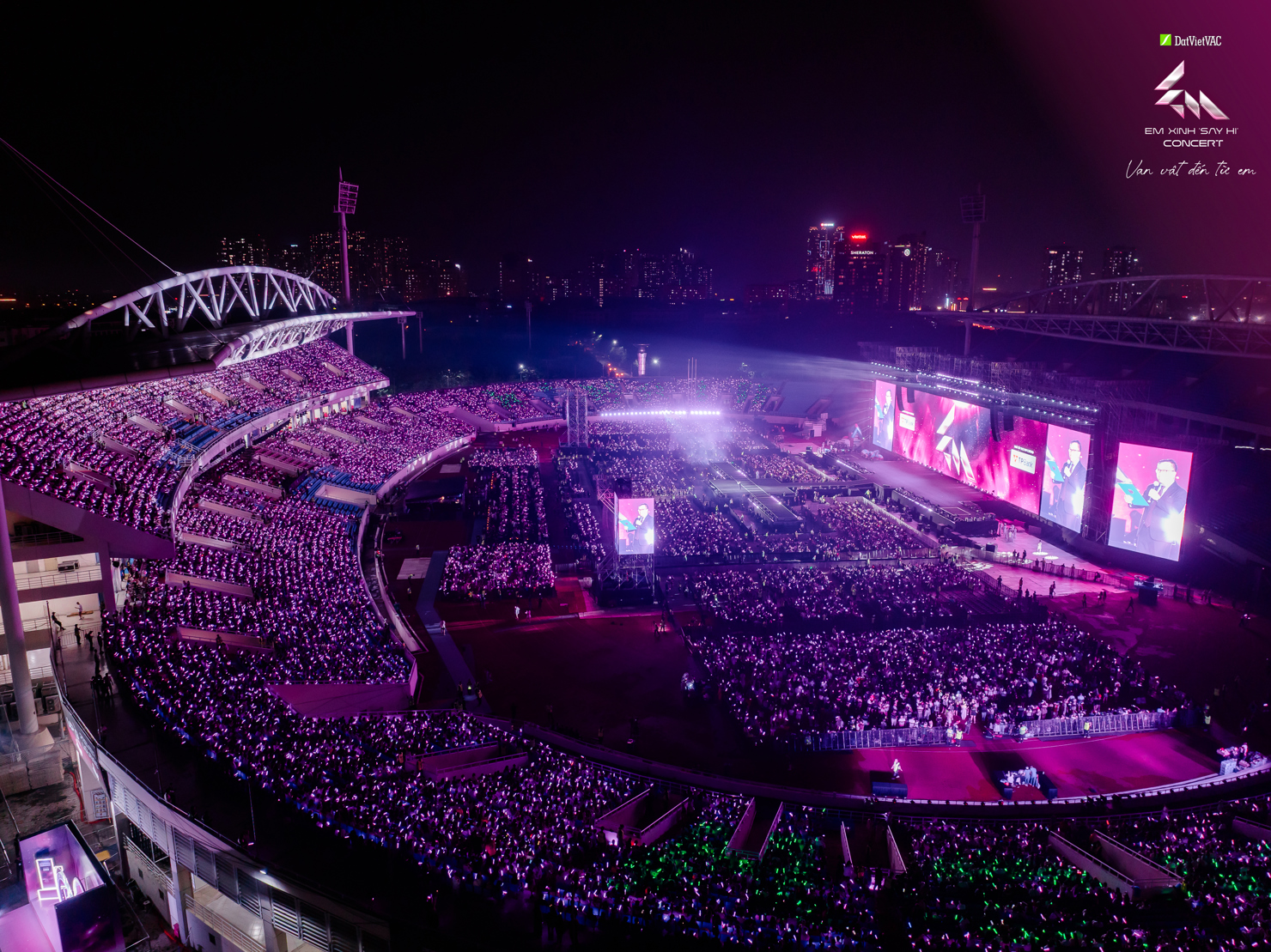 Sân vận động Quốc gia Mỹ Đình được “phủ tím” tại Em Xinh “Say Hi” concert đêm 2. Ảnh: Vieon