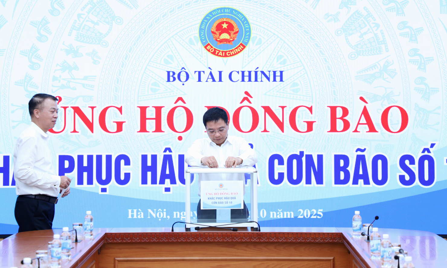 Bộ trưởng Bộ Tài chính Nguyễn Văn Thắng cùng lãnh đạo Bộ Tài chính và công chức, viên chức toàn Ngành tham gia ủng hộ đồng bào.