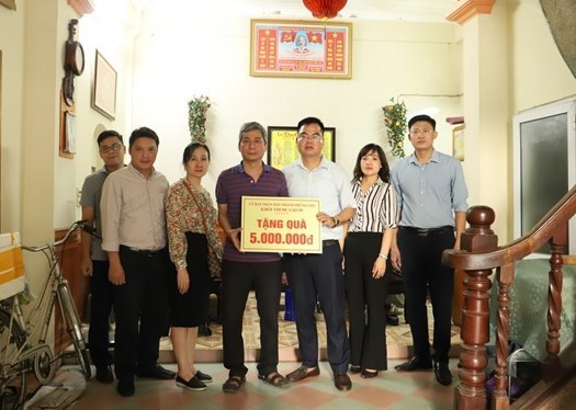 Đồng chí Nguyễn Văn Tường - Phó Giám đốc Kho bạc Nhà nước khu vực I (thứ 3 từ phải sang) cùng các thành viên trong Đoàn công tác Khối thi đua số 9 TP. Hà Nội tặng quà cho cá nhân có hoàn cảnh khó khăn của Chi cục Hải quan khu vực I.